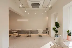 화이트 톤 미니멀 베이커리 카페 인테리어